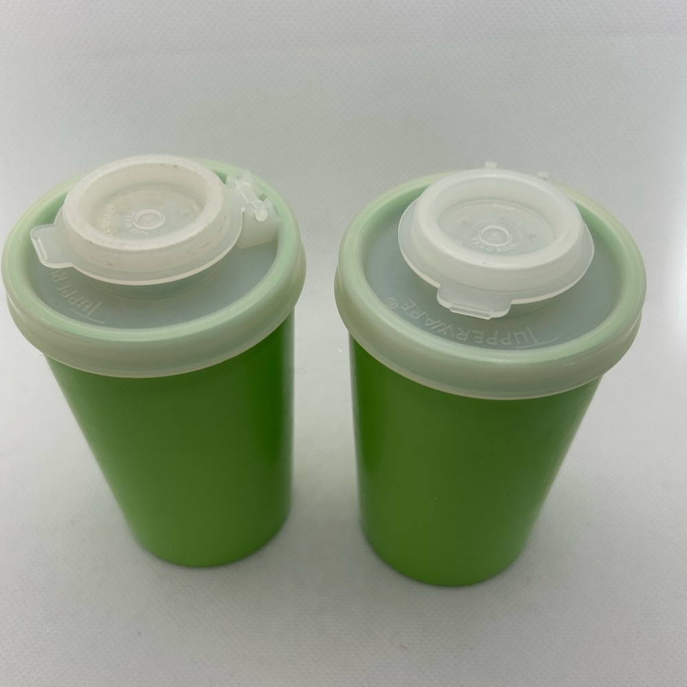 Vintage Tupperware Salt & Pepper Shakers Green 102-19 Travel Covered Lot of Two - Picture 3 of 5